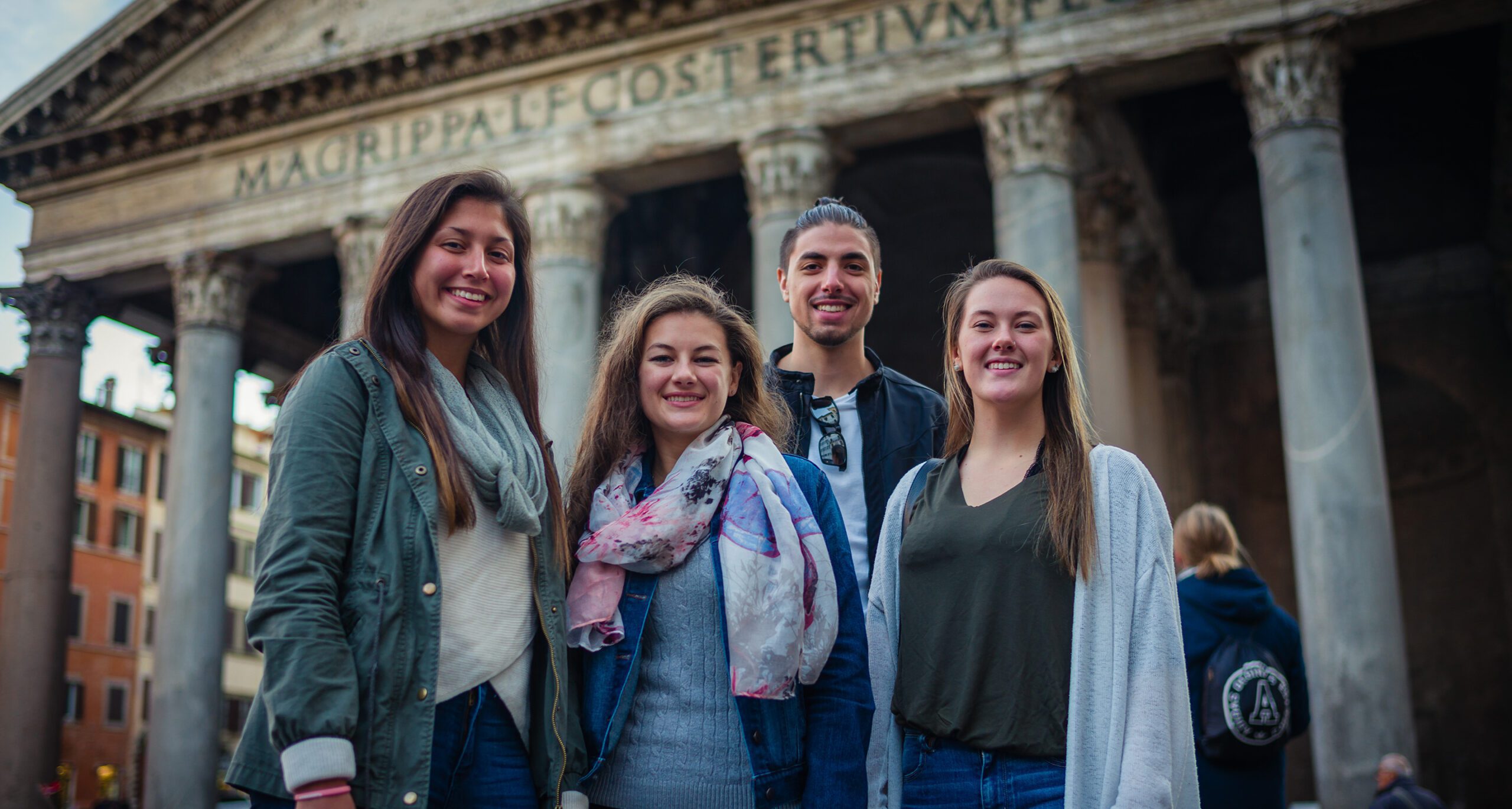 亚洲博彩网站 students studying in Rome, Italy.