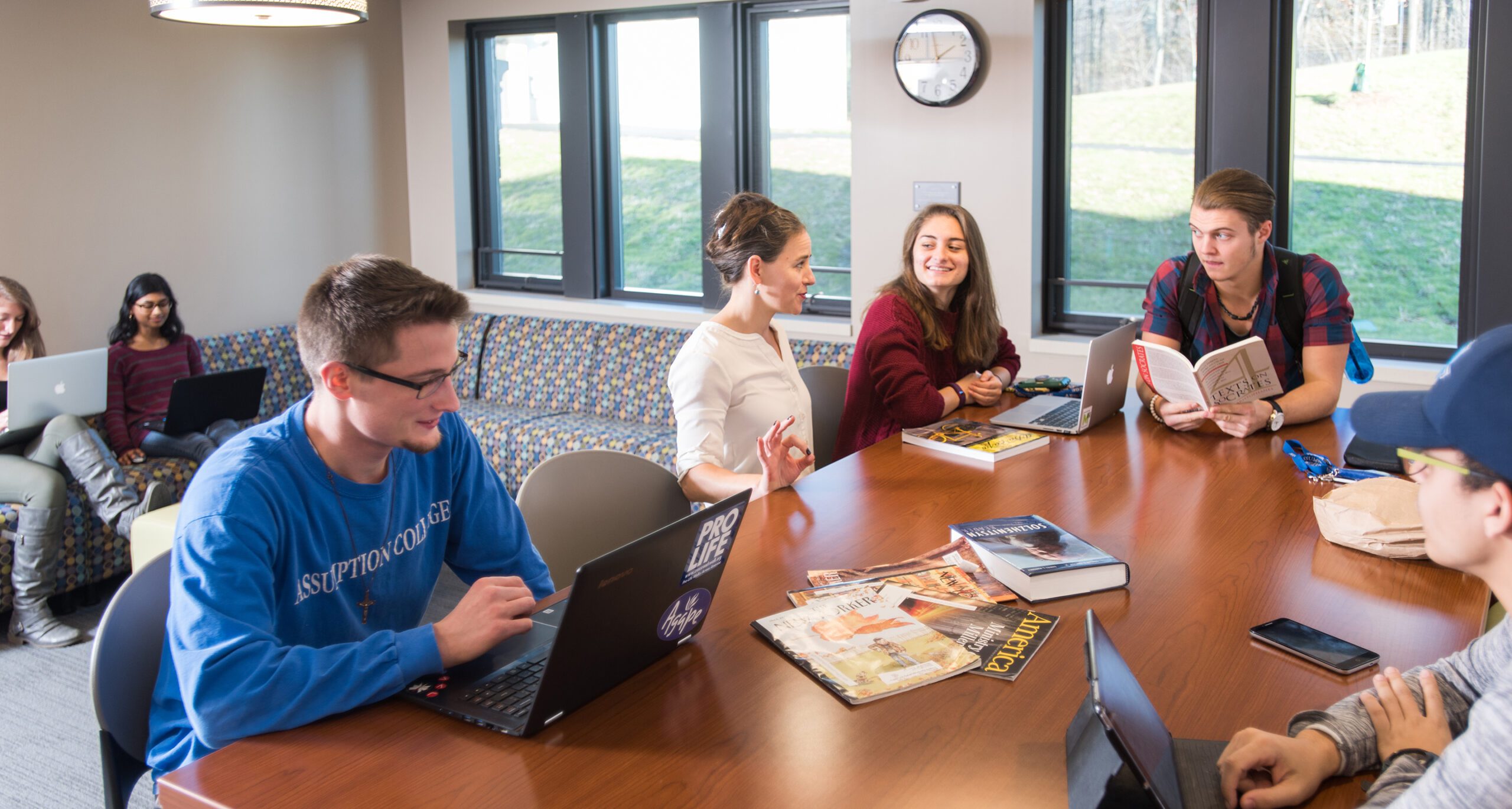亚洲博彩网站 students in the new Honors Lounge in the Tsotsis Family Academic Building.