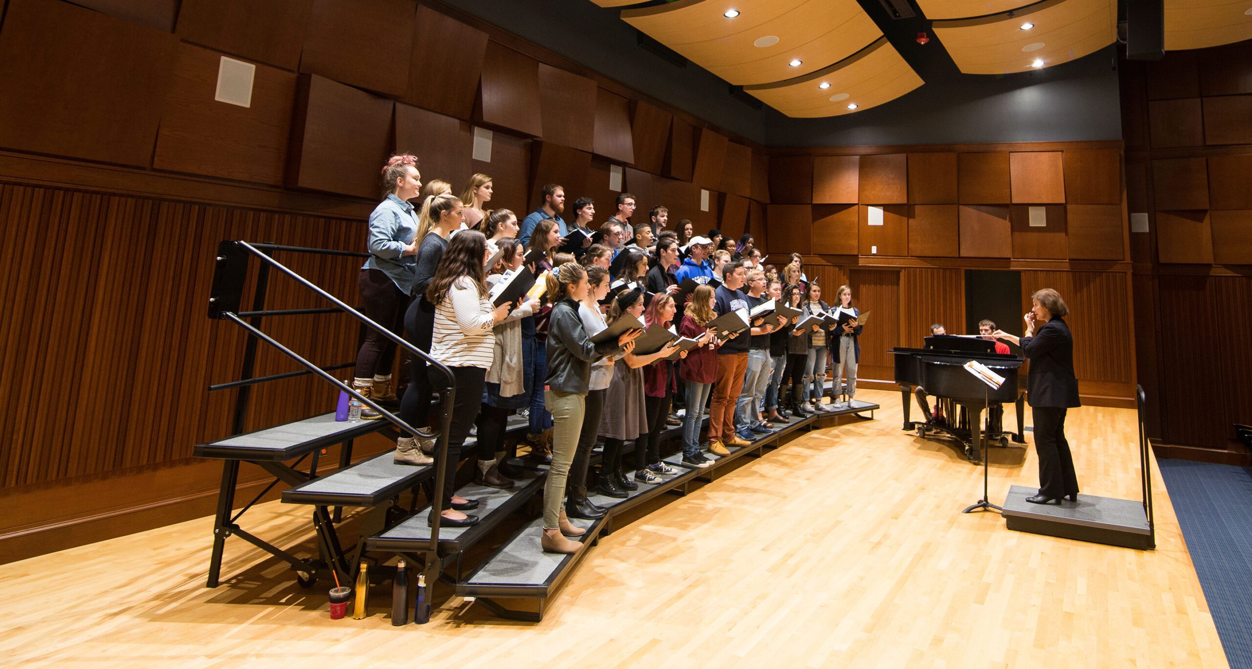 The 亚洲博彩网站 College Chorale rehearses in the Jeanne Y. Curtis Auditorium.