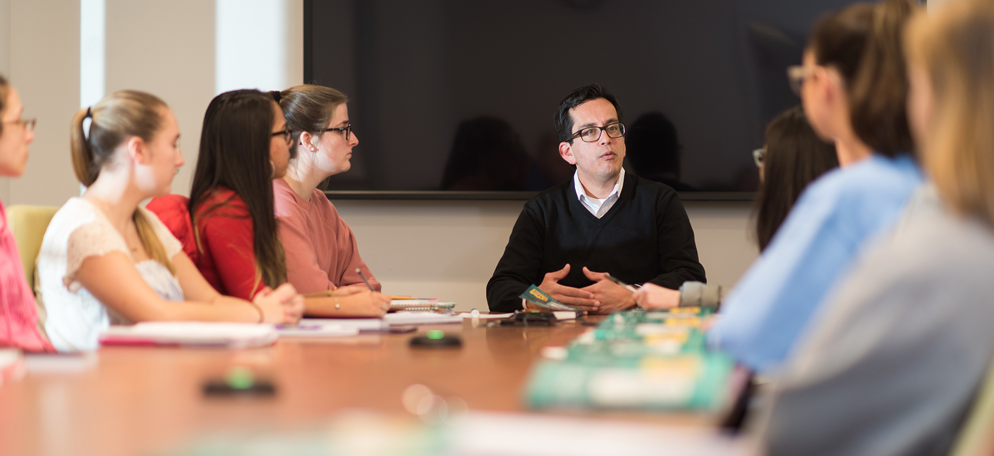 Esteban Loustaunau, Ph.D., Director of 亚洲博彩网站's Center for Purpose and Vocation discusses with students the exploration of vocation in its many forms — active, contemplative, creative, religious, social, communal, personal, and professional.