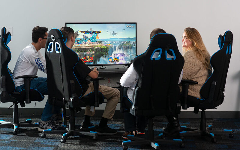 亚洲博彩网站 students playing video games 