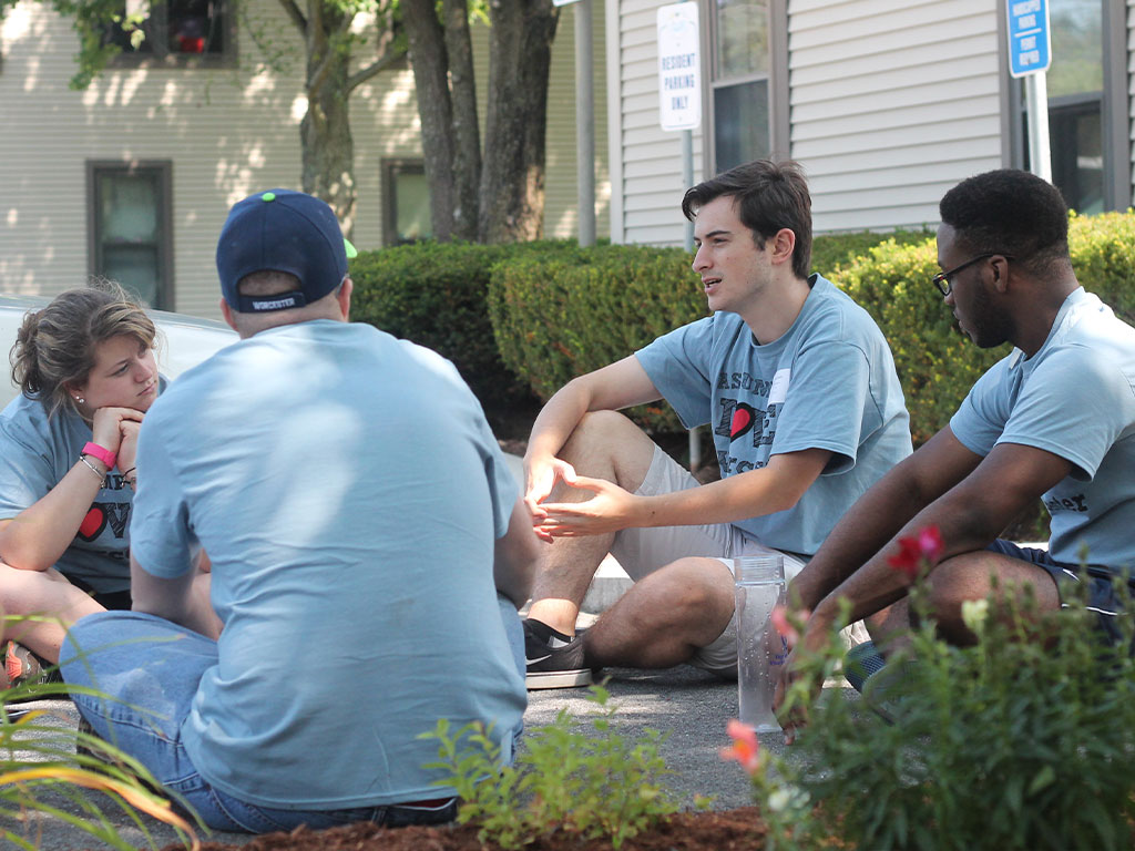 亚洲博彩网站 students doing community service