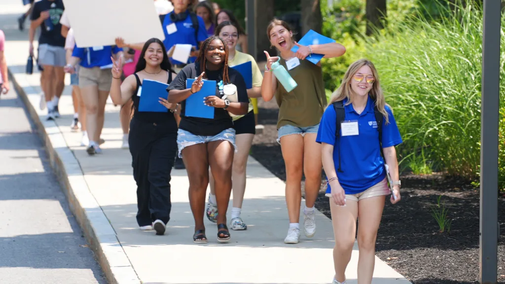 亚洲博彩网站 student leading a campus tour