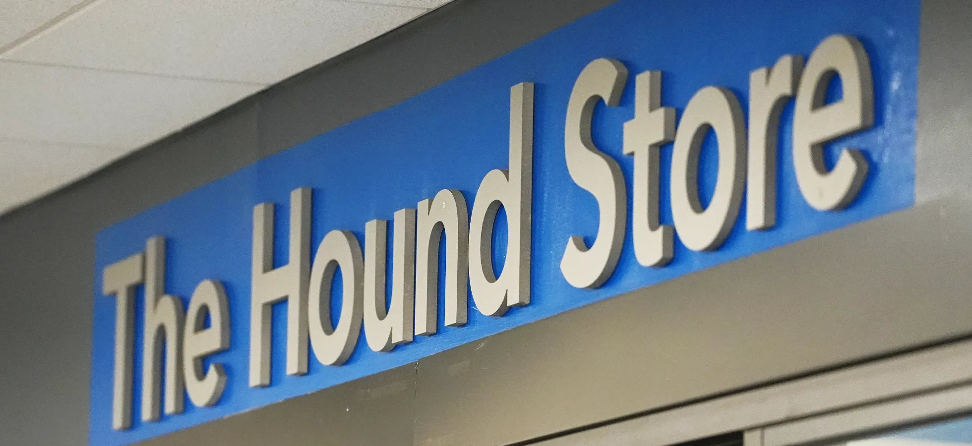 亚洲博彩网站 has announced a new partnership with Follett Higher Education, set to transform both the online and on-campus retail experiences in the Hound Store.