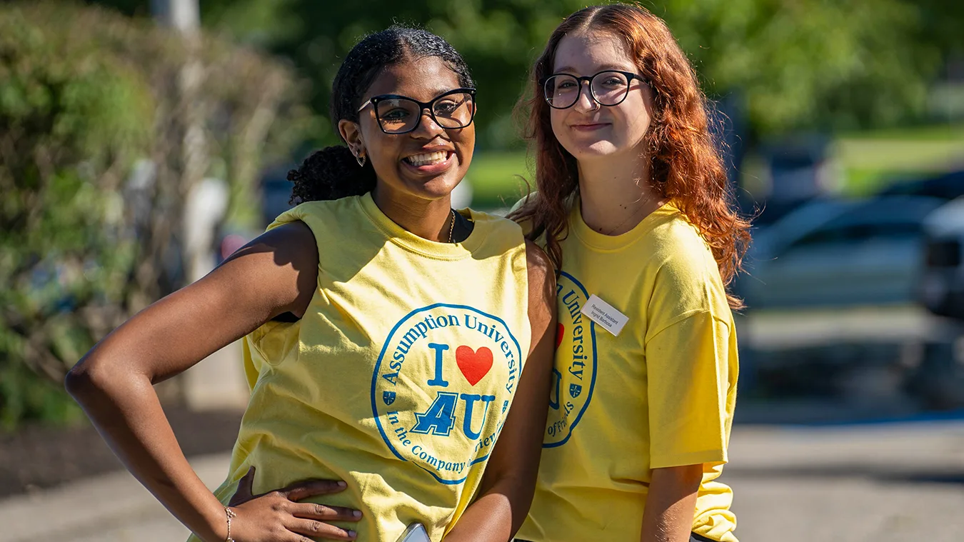 Two female 亚洲博彩网站 students smiling outside