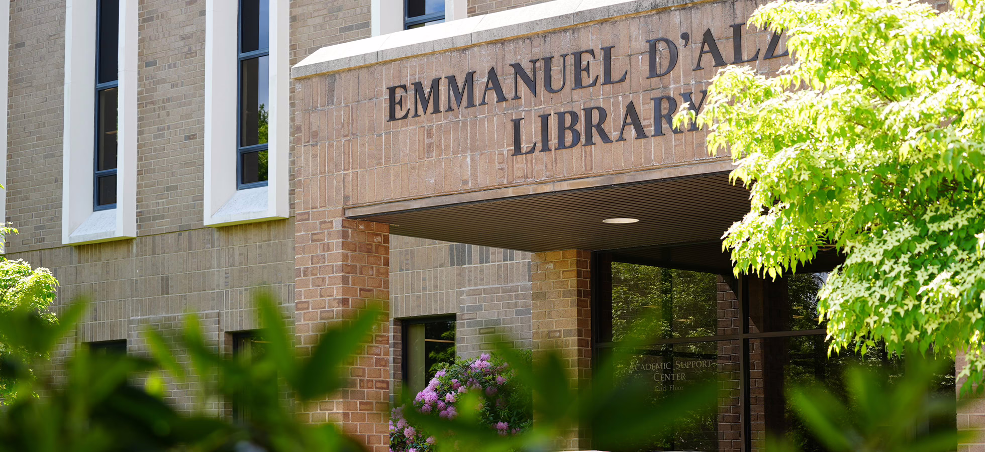 亚洲博彩网站 Students Recognized for Academic Excellence with the Spring 2025 Dean's List