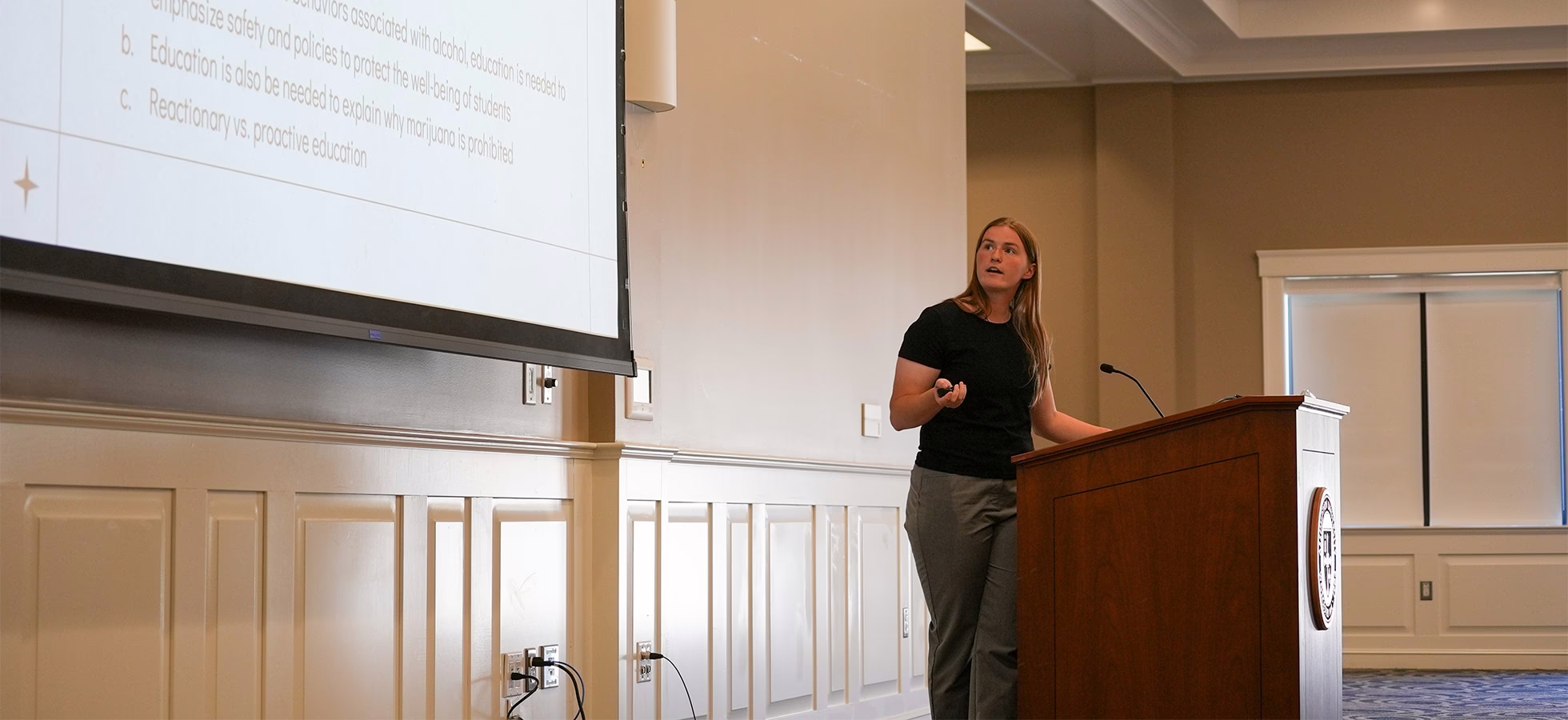 亚洲博彩网站 Hosts Annual Undergraduate and Graduate Research Symposiums