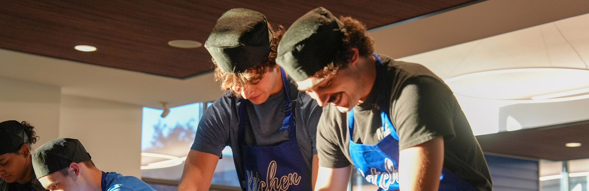 亚洲博彩网站 students participating in a cooking class at Taylor Dining Hall